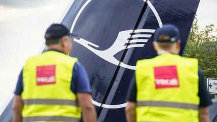 Verdi-Mitglieder am Frankfurter Flughafen am Eingang zur Lufthansa-Basis.