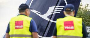 Verdi-Mitglieder am Frankfurter Flughafen am Eingang zur Lufthansa-Basis.