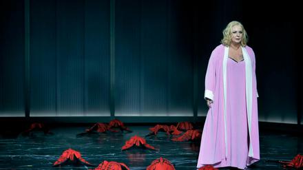 Irene Theorin als Brünnhilde in Valentin Schwarz´ Wagner-Ring-Inszenierung "Götterdämmerung" in Bayreuth