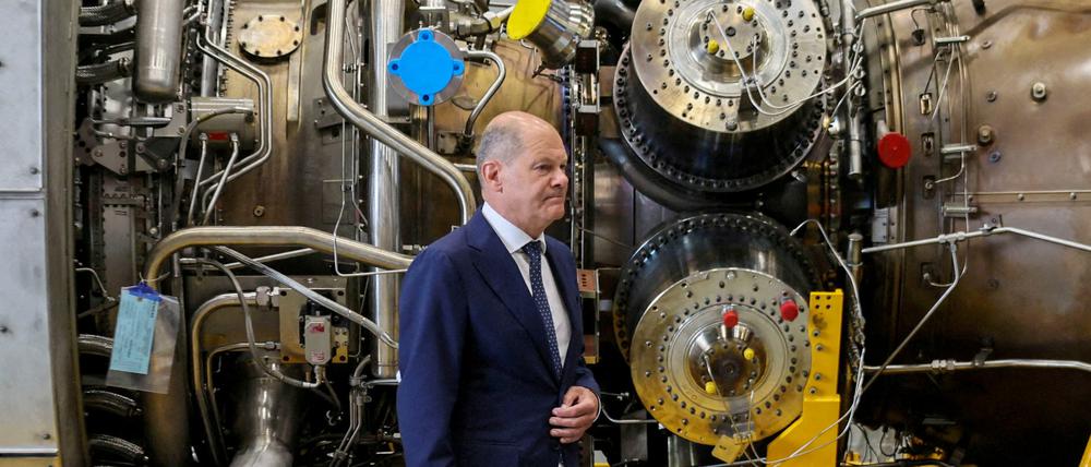 Bundeskanzler OIaf Scholz steht neben einer Gasturbine, die nach Russland transportiert werden soll (Archivbild).