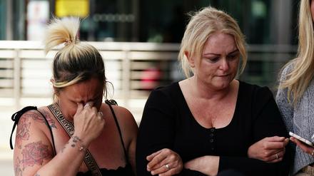 Die Mutter von Archie Battersbee, Hollie Dance (r), vor dem Royal London Hospital in Whitechapel nach dem Tod ihres Sohnes Archie Battersbee.