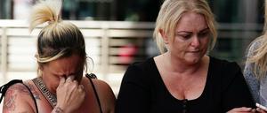 Die Mutter von Archie Battersbee, Hollie Dance (r), vor dem Royal London Hospital in Whitechapel nach dem Tod ihres Sohnes Archie Battersbee.