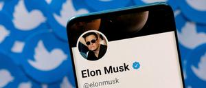 Elon Musk knüpft seine Übernahme des Kurznachrichtendienstes Twitter an Bedingungen.