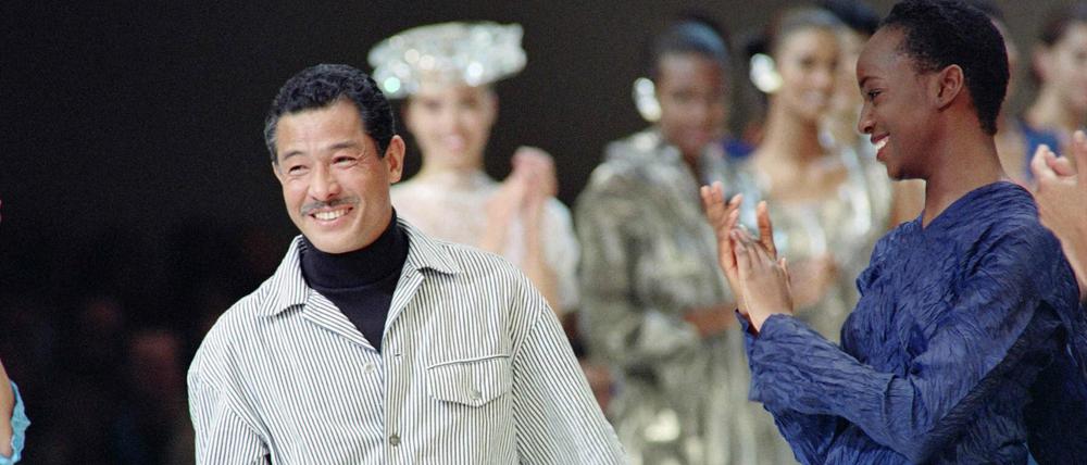 Issey Miyake 1991 bei der Präsentation seiner Kollektion für Frühjahr/Sommer 1992.