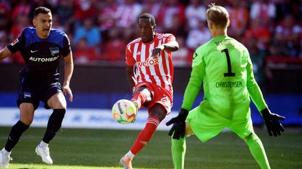 Sheraldo Becker spitzelt den Ball zum 2:0 für Union ins Tor.