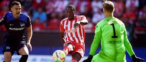 Sheraldo Becker spitzelt den Ball zum 2:0 für Union ins Tor.