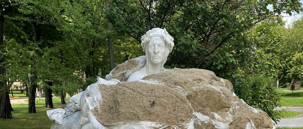Sandsäcke schützen wichtige Kulturgüter in Kiew.
