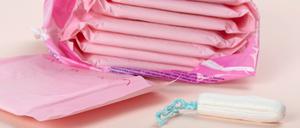 Damenbinden und Tampons in einem Symbolfoto.
