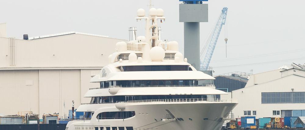 Die im Hamburger Hafen liegende Luxusjacht ist auf Basis der EU-Sanktionen festgesetzt worden (Symbolbild)