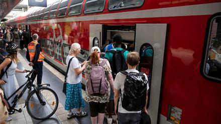 Fahrgäste steigen am Bahnhof Gesundbrunnen in einen überfüllten Regionalexpress 5 nach Rostock (Symbolbild).