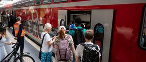 Fahrgäste steigen am Bahnhof Gesundbrunnen in einen überfüllten Regionalexpress 5 nach Rostock (Symbolbild).
