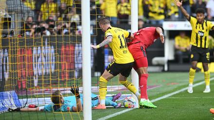 Marco Reus stochert den Ball zum 1:0-Siegtor hinter die Linie.