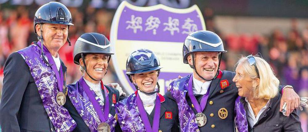 Gareth Hughes (links) feiert die Silbermedaille mit dem britischen Team bei der Sigerehrung.