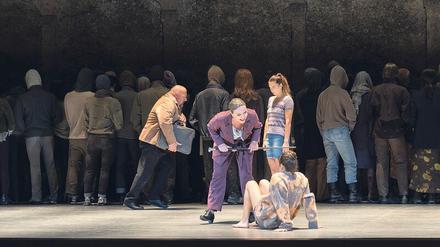 Szene mit Jaroslav Brezina (Tichon Ivanyc Kabanov), Evelyn Herlitzius (Kabanicha), Corinne Winters (Katja) und Jarmila Balážová (Varvara). 