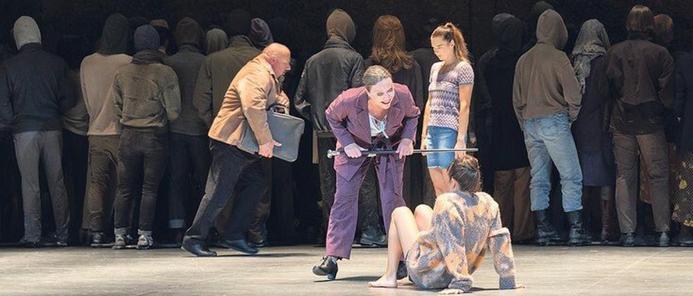 Szene mit Jaroslav Brezina (Tichon Ivanyc Kabanov), Evelyn Herlitzius (Kabanicha), Corinne Winters (Katja) und Jarmila Balážová (Varvara). 
