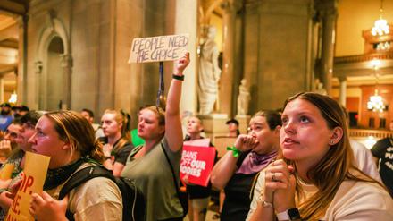 Menschen protestieren gegen die Entscheidung in Indiana. 