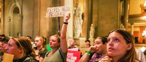 Menschen protestieren gegen die Entscheidung in Indiana. 