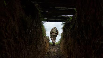 Oberstabsfeldwebel Artur Shevtsov vom Regiment Dnipro-1 verlässt einen Bunker in der Stellung der Einheit in der Nähe von Slowjansk in der Region Donezk in der Ostukraine.