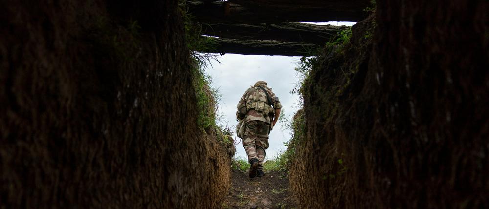 Oberstabsfeldwebel Artur Shevtsov vom Regiment Dnipro-1 verlässt einen Bunker in der Stellung der Einheit in der Nähe von Slowjansk in der Region Donezk in der Ostukraine.