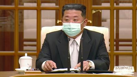 Kim Jong-un trägt während eines Treffens zur Bestätigung des ersten Corona-Falls in Nordkorea einen Mund-Nasen-Schutz (Archivbild).