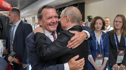 Ein Bild aus dem Jahr 2018: Gerhard Schröder umarmt Wladimir Putin. 