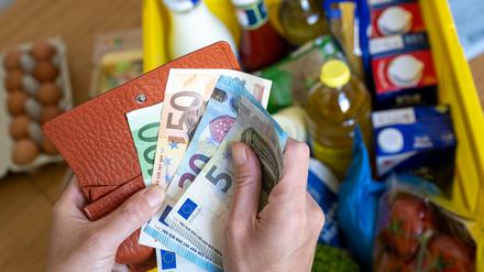Die Inflation reduziert Kaufkraft - das muss auch steuerlich berücksichtigt werden.
