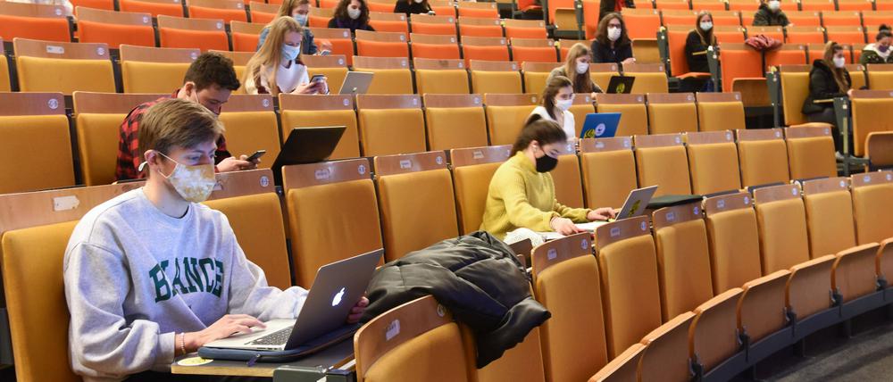 Angesichts der drohenden Gasknappheit prüfen die drei großen Universitäten der Hauptstadt derzeit, mit welchen Maßnahmen Energie eingespart werden kann – einige setzen sie schon um.
