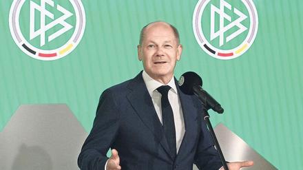 Der Kanzler und der Fußball. Für einen Fachmann hält sich Olaf Scholz selbst nicht, aber er war wie viele andere begeistert vom Auftritt der deutschen Fußballerinnen bei der EM. Dass der DFB dies angemessen honorieren soll, ist sein Wunsch – auch mit Blick auf die Prämien der Männer. 
