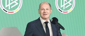 Der Kanzler und der Fußball. Für einen Fachmann hält sich Olaf Scholz selbst nicht, aber er war wie viele andere begeistert vom Auftritt der deutschen Fußballerinnen bei der EM. Dass der DFB dies angemessen honorieren soll, ist sein Wunsch – auch mit Blick auf die Prämien der Männer. 