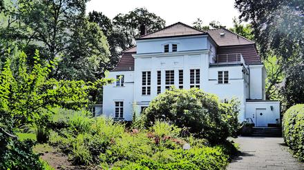 Die weiße Fassade des Centre Bagatelle umrahmt von Grün.