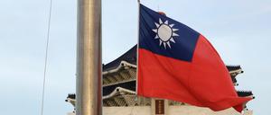 Zwei Soldaten senken die Nationalflagge während der täglichen Flaggenzeremonie auf dem Freiheitsplatz der Chiang Kai-shek Memorial Hall. 