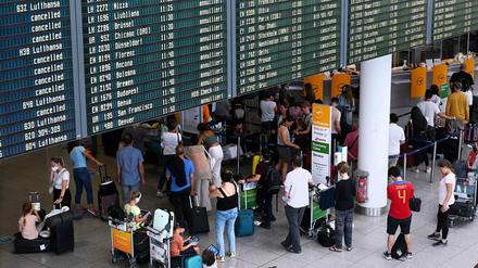 Wartende am Münchener Flughafen (Archivbild). 