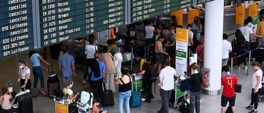 Wartende am Münchener Flughafen (Archivbild).