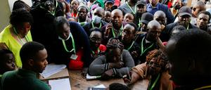 Wahlbeamte regirtsieren sich bei einem Auszählungszentrum der Unabhängigen Wahl- und Grenzkommission (IEBC).