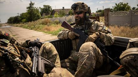 Ukrainische Soldaten der Aufklärungsgruppe "Fireflies" fahren mit einem Pickup an der Frontlinie in der Region Mykolajiw.