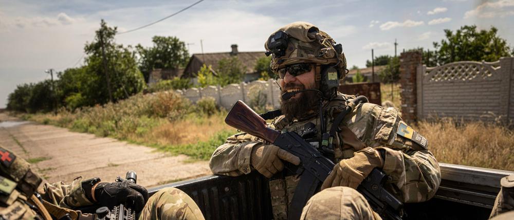 Ukrainische Soldaten der Aufklärungsgruppe "Fireflies" fahren mit einem Pickup an der Frontlinie in der Region Mykolajiw.