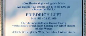 Gedenktafel für Friedrich Luft am Rias-/Deutschlandradio-Gebäude am Hans-Rosenthal-Platz in Berlin-Schöneberg.