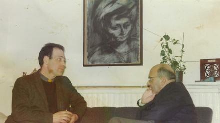 Marcel Reich-Ranicki 1970 zu Besuch bei seinem Cousin, dem Maler Frank Auerbach, in London. An der Wand ein von Auerbach gemaltes Porträt von Gerda Böhm, der Schwester Reich-Ranickis. Das Privatfoto, schon leicht vergilbt, wurde uns freundlicherweise von Marcel Reich-Ranickis Sohn Andrew Ranicki zur Verfügung gestellt.