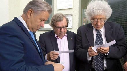 Klaus Wowereit, Helmut Karasek und Andrew Ranicki bei der Enthüllung der Gedenktafel für Marcel Reich-Ranicki in Berlin-Wilmersdorf.