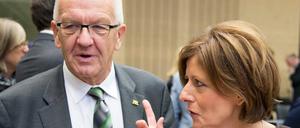 Breite Mehrheit im Bundesrat für das Asylgesetz. Die Ministerpräsidentin von Rheinland-Pfalz, Malu Dreyer (SPD), und der Ministerpräsident von Baden-Württemberg, Winfried Kretschmann (Bündnis 90 / Die Grünen) am 16.10.2015 im Bundesrat in Berlin.