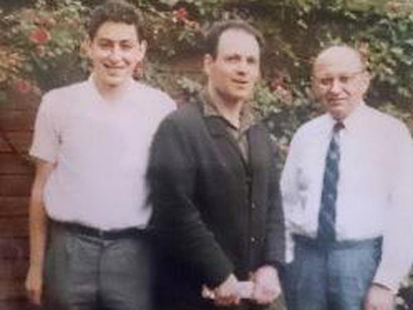 Andrew Ranicki, Frank Auerbach, Marcel Reich-Ranicki in London-Hampstead 1970 im Garten des Hauses von Gerda Böhm.