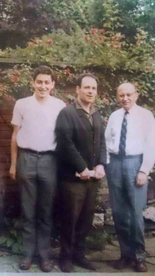 Andrew Ranicki, Frank Auerbach, Marcel Reich-Ranicki in London-Hampstead 1970 im Garten des Hauses von Gerda Böhm.