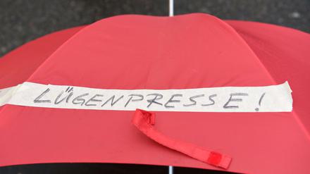 "Lügenpresse"-Devotionalien gehören zum Inventar Pegidas und anderer im rechten Spektrum anzusiedelnder Protestbewegungen, hier bei einer Demonstration in Karlsruhe. Doch die Glaubwürdigkeit der Medien hat in letzter Zeit insgesamt Schaden genommen.