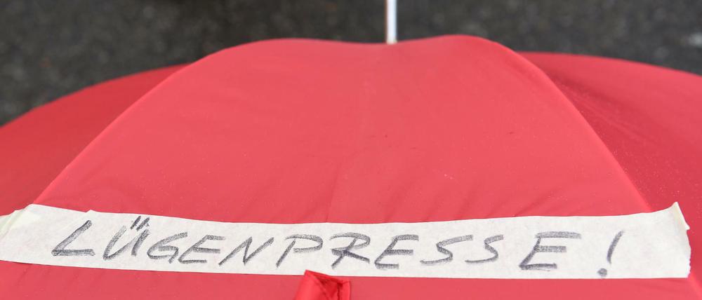 "Lügenpresse"-Devotionalien gehören zum Inventar Pegidas und anderer im rechten Spektrum anzusiedelnder Protestbewegungen, hier bei einer Demonstration in Karlsruhe. Doch die Glaubwürdigkeit der Medien hat in letzter Zeit insgesamt Schaden genommen.