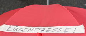 "Lügenpresse"-Devotionalien gehören zum Inventar Pegidas und anderer im rechten Spektrum anzusiedelnder Protestbewegungen, hier bei einer Demonstration in Karlsruhe. Doch die Glaubwürdigkeit der Medien hat in letzter Zeit insgesamt Schaden genommen.