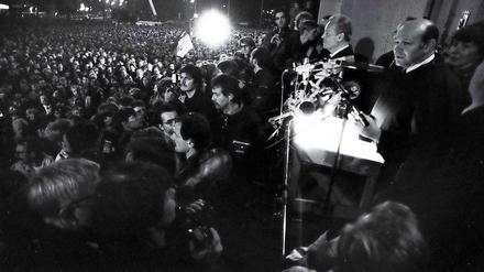 Walter Momper auf dem Balkon des Rathauses Schöneberg am 10. November 1989, einen Tag nach dem Mauerfall.