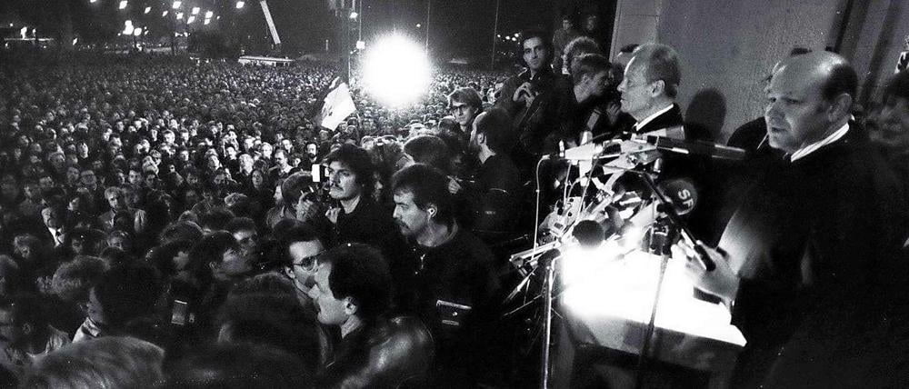 Walter Momper auf dem Balkon des Rathauses Schöneberg am 10. November 1989, einen Tag nach dem Mauerfall.