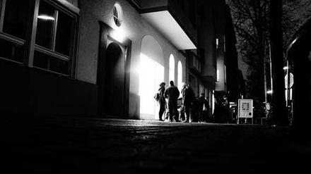 Kunst leuchtet im Kiez: Die Galerie "Kunstraum Ko" in der Meraner Straße am Bayerischen Platz.