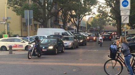 Fahrradstraße Prinzregentenstraße mit starkem Autoverkehr.