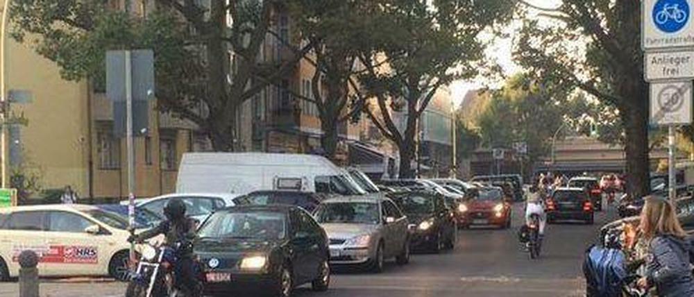 Fahrradstraße Prinzregentenstraße mit starkem Autoverkehr.